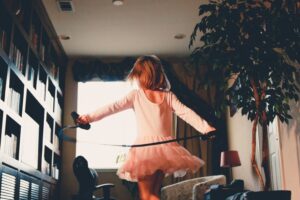 meisje danst in kamer