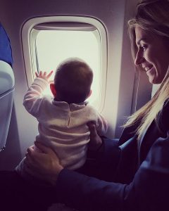 Estevana Polman in het vliegtuig met dochter Jesslynn