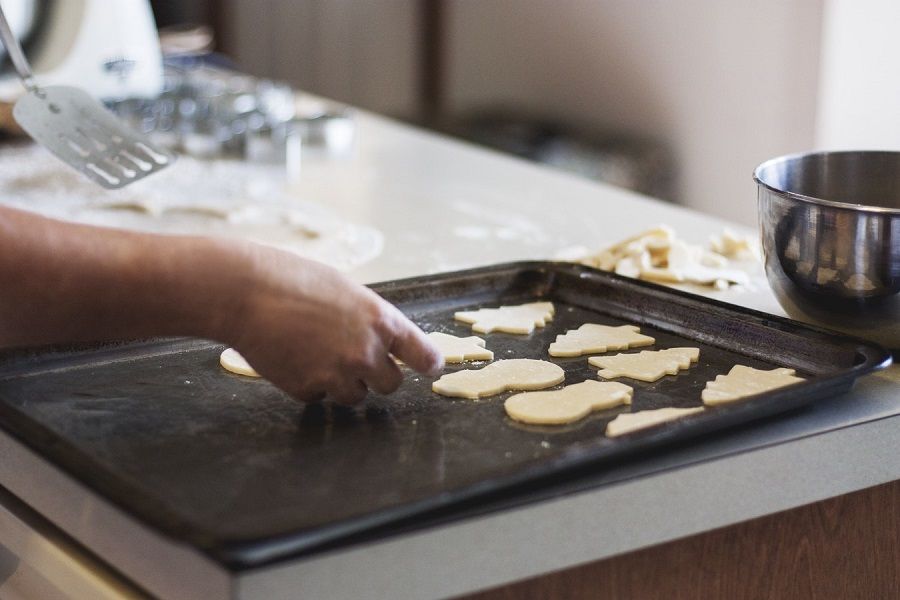 Tips om je kinderen bezig te houden met slecht weer: koekjes bakken