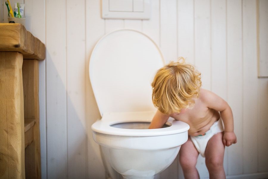 Peuter kan veilig in wc spelen door gebruik van milieuvriendelijke schoonmaakmiddelen