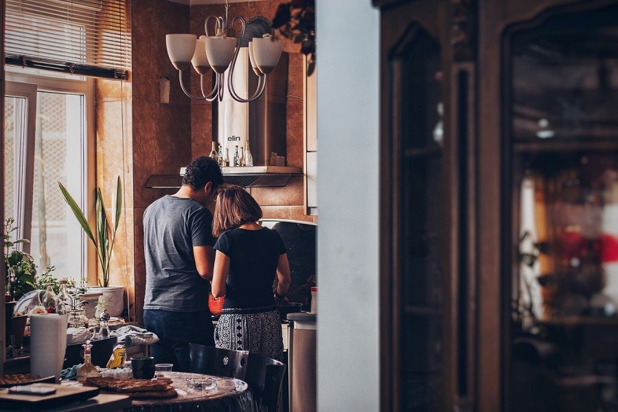 Date ideeën voor ouders: koppel kookt samen een maaltijd in de keuken