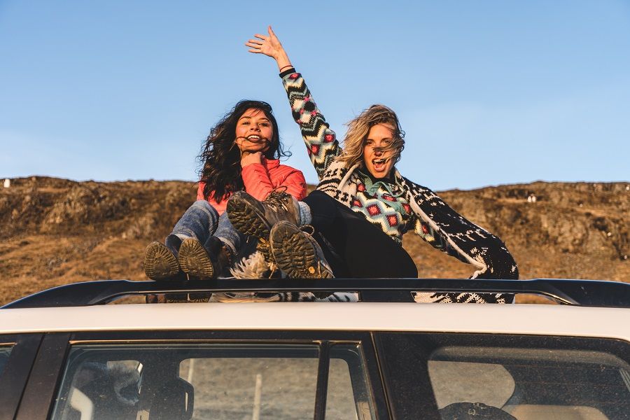 Twee jonge vrouwen op een roadtrip om winterdepressie tegen te gaan