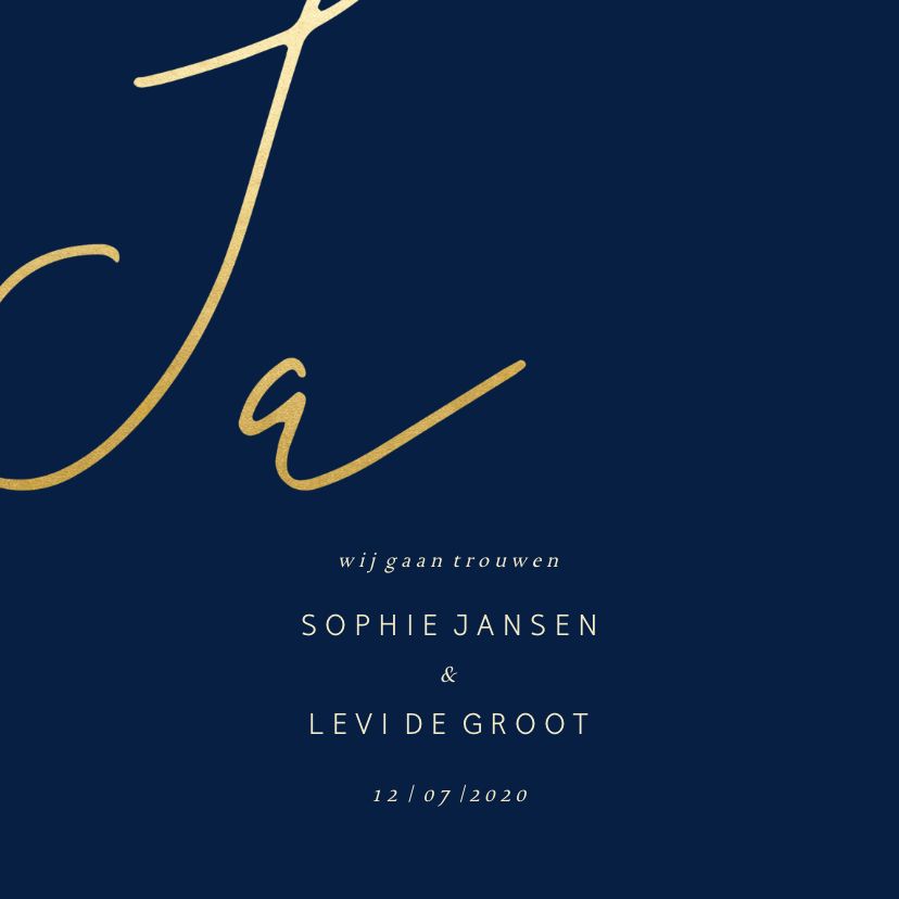 Trouwkaart met stijlvolle typografie, goud op donkerblauw