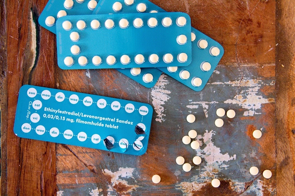 anticonceptiepil op tafel