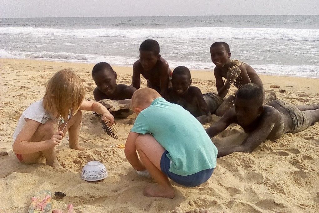 Kinderen spelen met andere kinderen op het strand