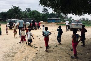 Schoolkinderen in Liberia op het schoolplein tijdens een fieldtrip