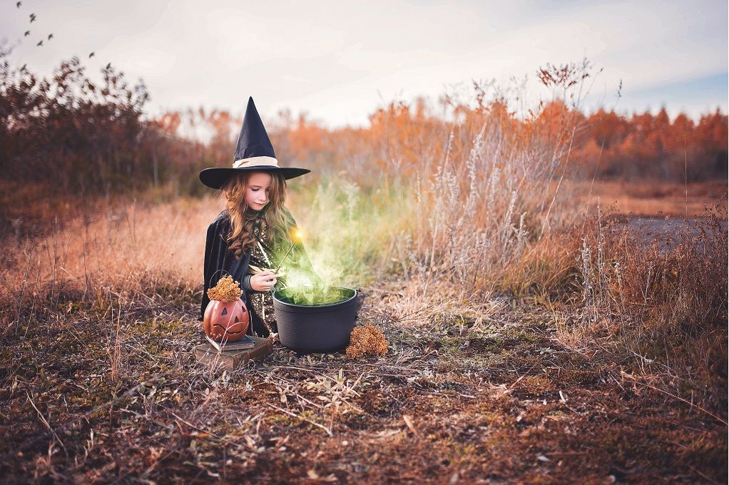 Meisje in Halloween kostuum kind verkleed als heks