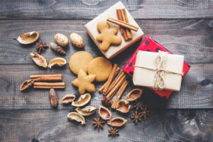 Kerstcadeaus inpakken met koekjes