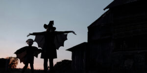 Fabulous Mama - avondschemer kinderen buitenspelen